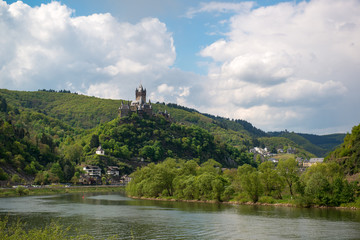 Fototapeta na wymiar View to the Castle Reichsburg and town of Cochem, Germany