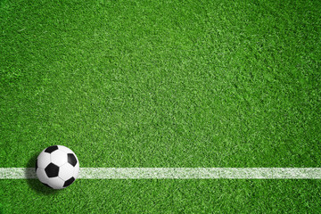 Fußball auf grünem Rasen mit Makierung - 107237962