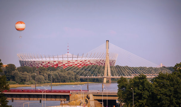 Stadion Narodowy w Warszawie. Widoczny r&oacute;wniez Most Świetokrzyski