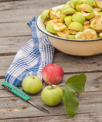 Cut into slices of apples in a bowl for jam