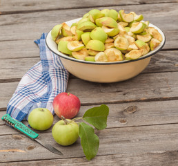 Cut into slices of apples in a bowl for jam