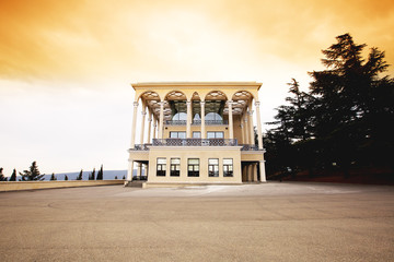 Obraz premium Building of restaurant and the upper station of the funicular in Tbilisi, Georgia