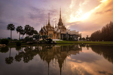 Obraz premium Landmark wat thai, sunset in temple at Wat None Kum in Nakhon Ratchasima province Thailand .