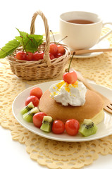 チェリーとキウイのパンケーキと紅茶
