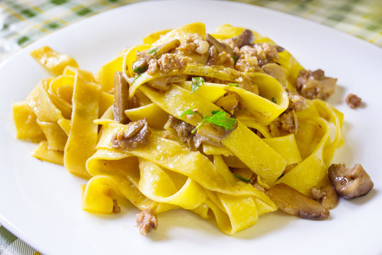 fettuccine ai funghi e salsicce