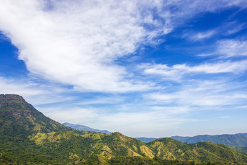 Naklejka premium Mountain range under cloud blue sky for nature background