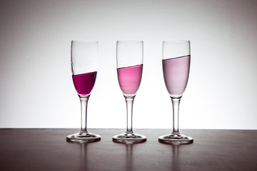 Flute con liquidi colorati inclinati