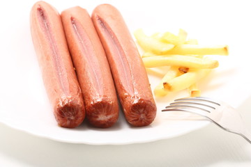 Wurstel di maiale con patatine fritte e salse