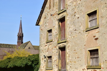 Fototapeta na wymiar Mittelalterliche Zehntscheune vor Kloster Loccum