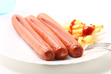 Wurstel di maiale con patatine fritte e salse