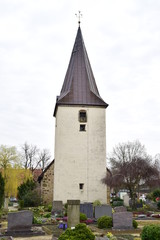 Fototapeta na wymiar St. Nicolai-Kirche in Wiedensahl mit Friedhof