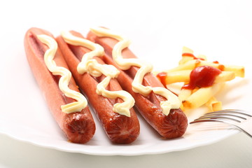 Wurstel di maiale con patatine fritte e salse