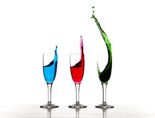 Flute con liquidi colorati in movimento