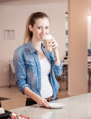 Studentin mit Kaffee in Cafeteria