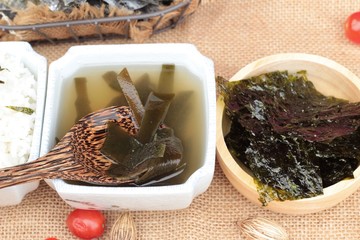 Seaweed soup is delicious and dried seaweed.