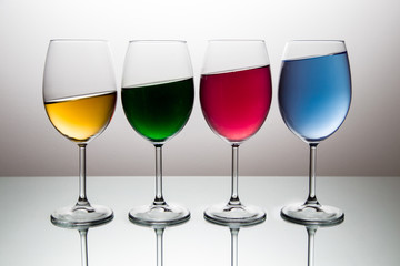 Calici con liquidi colorati inclinati