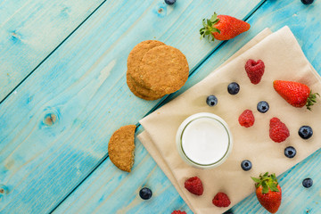 Colazione sana con yogurt, frutta e biscotti