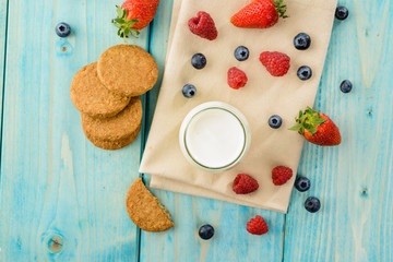 Yogurt, biscotti e frutta, colazione sana