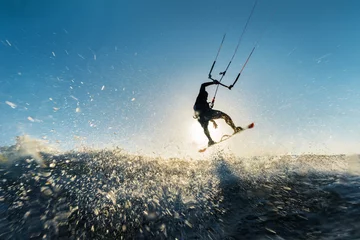 Poster Im Rahmen Surfer, der in den Sonnenuntergang springt © Raul Mellado