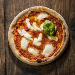 Pizza Margherita con basilico 