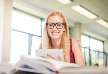 Studentin beim lesen