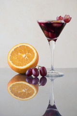 sangria di frutta fresca e rinfrescante nel bicchiere decorato