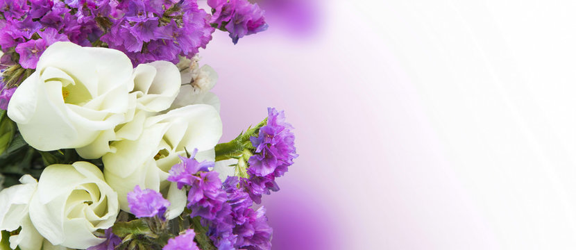 Fototapeta White roses with purple flowers bouquet