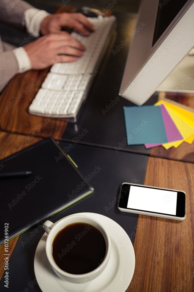 Aufkleber creative businessman using computer