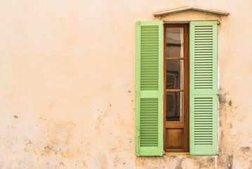 Fototapeta na wymiar Fensterladen Mediterran Hauswand mit Textfreiraum