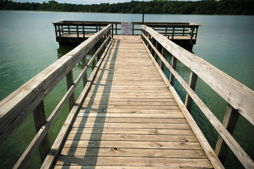 Obraz premium Fishing pier or dock on tranquil lake