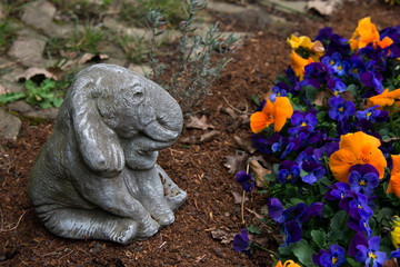 Elefant mit Stiefmütterchen auf dem Grab