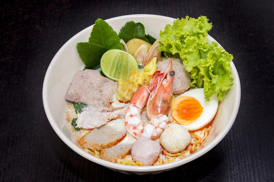 close up. thai noodle mix pork and seafood (shrimp, pork dumplin
