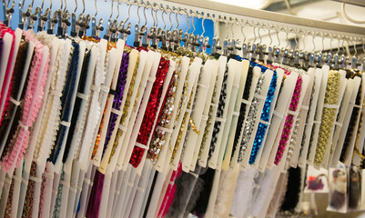 Bunte Dekobänder auf Haspel