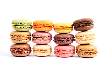 Macarons in 12 Geschmacksrichtungen auf weiß