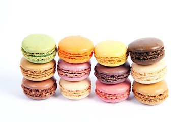 Macarons in 12 Geschmacksrichtungen auf weiß