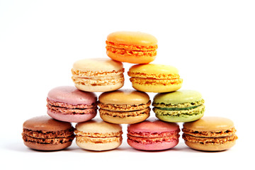 Macarons in 12 Geschmacksrichtungen auf weiß