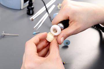 Technik dentystyczny pracuje nad modelem szczęki  © doroguzenda