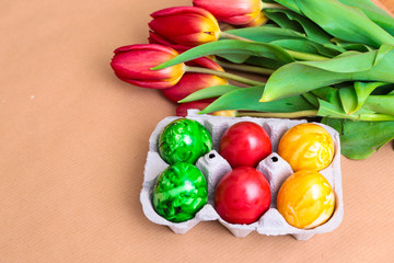 Sechs bunte Eier mit Tulpen