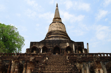 Fototapeta na wymiar Wat Chang Lom in sukhothai unesco