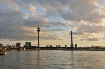Fototapeta na wymiar Fernsehturm und Medienhafen in Düsseldorf