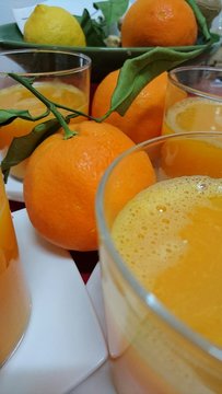 Frisch gepresster Orangensaft in Gläsern - Nahaufnahme