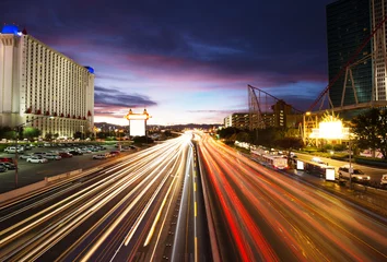 Papier Peint photo Lavable Las Vegas trafic intense sur la route et les bâtiments modernes dans le ciel violet à las vegas