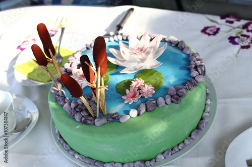 "Motivtorte Teich mit Seerose" Stockfotos und lizenzfreie Bilder auf