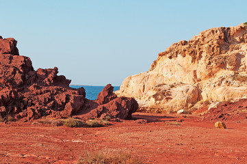 Minorca, isole Baleari, Spagna: sabbia rossa e rocce sul sentiero per Cala Pregonda, la baia simile al pianeta Marte, il 15 luglio 2013
