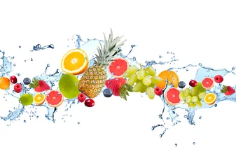 Keuken spatwand met foto Vers fruit vallen in water splash, geïsoleerd op een witte achtergrond © verca