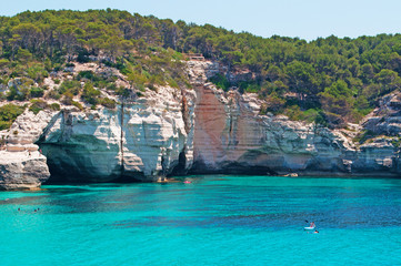 Minorca, isole Baleari, Spagna: le scogliere e la macchia mediterranea a Cala Mitjana il 7 luglio 2013