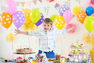 Obraz na płótnie Canvas Happy cute little boy having fun at birthday party