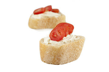 slices of bun with butter and tomatoes