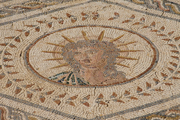 Fototapeta na wymiar Mosaicos romanos en las ruinas de la ciudad de Italica, en Sevilla.