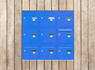 Fototapeta premium boîtes aux lettres bleues incrustées dans panneau de bois